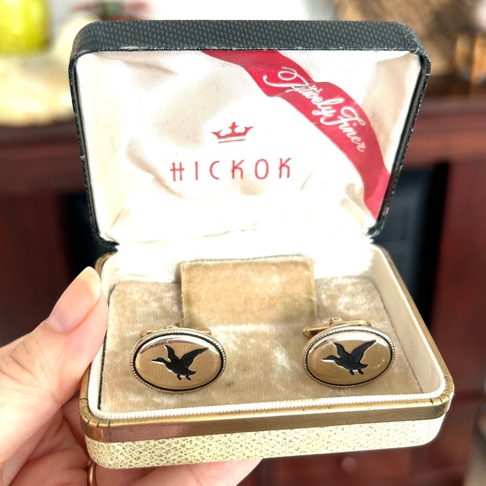 Hickok Black Canada Goose Gold Tone Cuffs Links with Clam Shell Jewelry Box